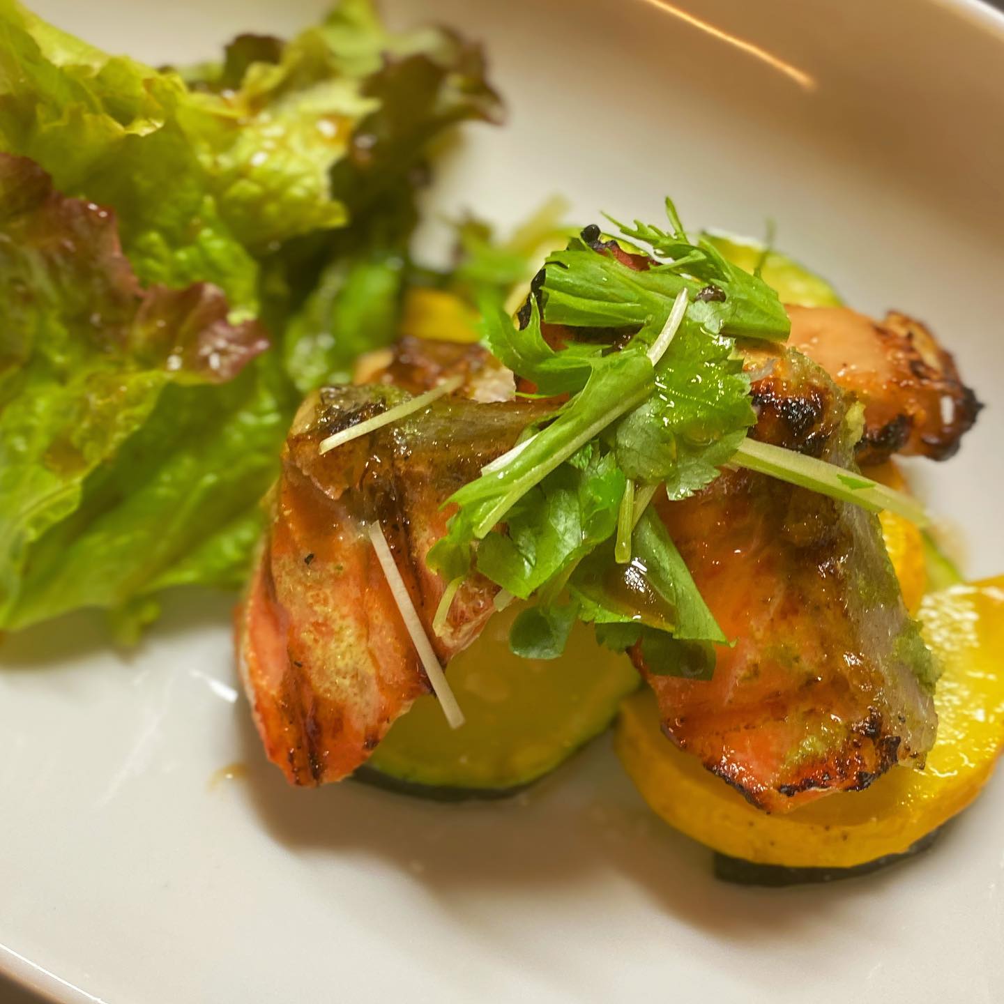 店長ミヤザキ、生まれて初めて丸ごと1尾の鮭を捌きましたよー！　というわけで、生でも食べられるハーブで育ったスーパーサーモンを、レモンとニンニクでマリネして、グリルで仕上げます「サーモンのレモンマリネグリル」は、シンプルながら爽やかに美味しい、夏の鮭料理、白ワインと合わせたい〜！（麻）